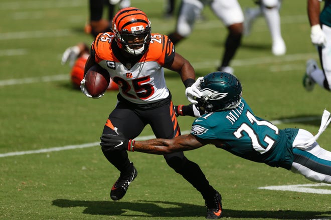The Bengals' Giovani Bernard tries to elude the Eagles' Jalen Mills during Sunday's game at the Linc.